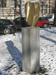 905784 Afbeelding het bronzen beeldhouwwerk 'Female Fragment' van Luut de Gelder (1942-2018) in winterse sfeer, in 1989 ...
